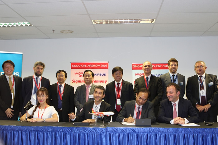 Phó Tổng Giám đốc Vietjet Tô Việt Thắng (ngồi thứ hai từ phải qua trái) ký thỏa thuận thành lập trung tâm huấn luyện với đại diện Airbus.