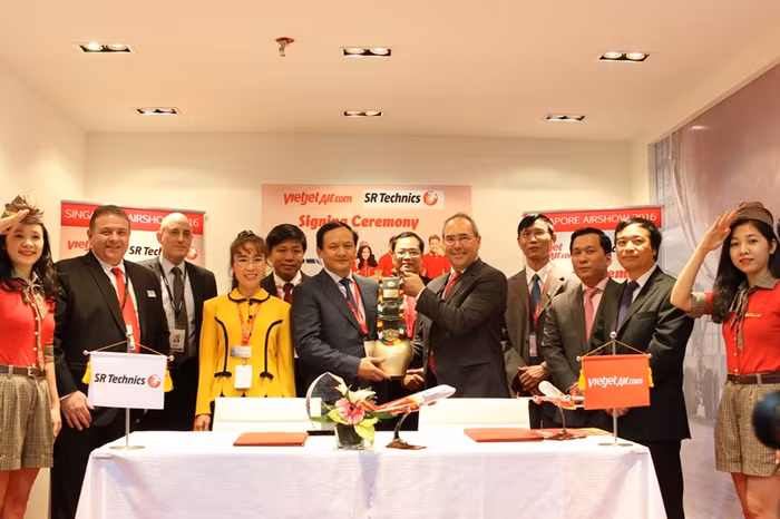 Đại diện Vietjet và SR Technics chụp hình lưu niệm cùng thứ trưởng Nguyễn Nhật.