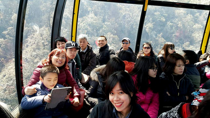 Du khách thích thú trải nghiệm cáp treo Fansipan Sapa.