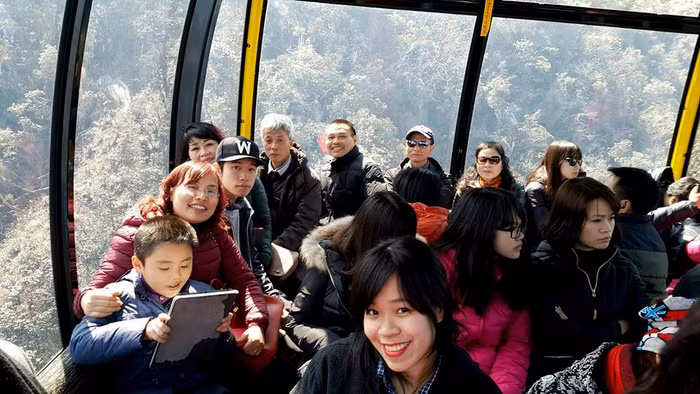 Du khách thích thú trải nghiệm cáp treo Fansipan Sapa.