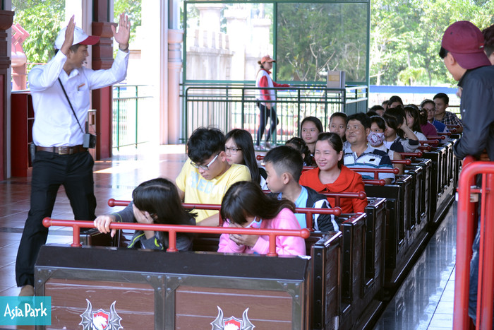 Tàu lượn siêu tốc - trò chơi rất hút khách tại Asia Park Tàu lượn siêu tốc - trò chơi rất hút khách tại Asia Park