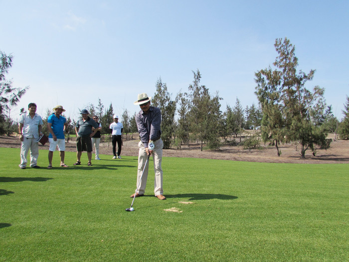 Ông Nguyễn Băng Tâm, Chủ tịch Hội doanh nghiệp Bình Thạnh thử đánh golf. Ông Nguyễn Băng Tâm, Chủ tịch Hội doanh nghiệp Bình Thạnh thử đánh golf.