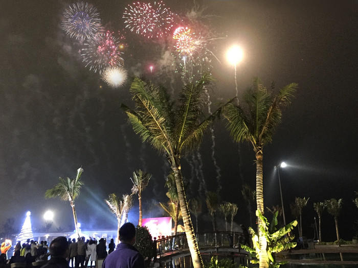 Màn trình diễn pháo hoa đêm mùng 4 Tết tại bể bơi nước mặn lớn nhất Việt Nam. Màn trình diễn pháo hoa đêm mùng 4 Tết tại bể bơi nước mặn lớn nhất Việt Nam.