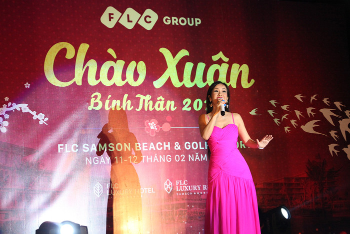 Ca sĩ Hồng Nhung dịu dàng trong ca khúc Mùa xuân đầu tiên. Ca sĩ Hồng Nhung dịu dàng trong ca khúc Mùa xuân đầu tiên.