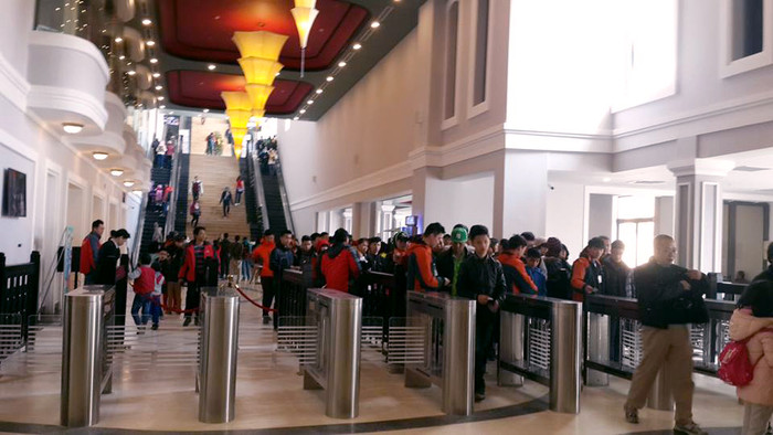 Khách xếp hàng để đi cáp treo Fansipan Sapa.