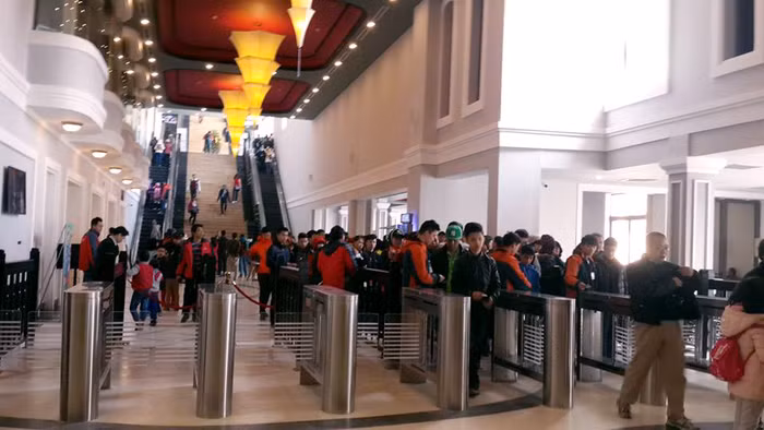 Khách xếp hàng để đi cáp treo Fansipan Sapa.