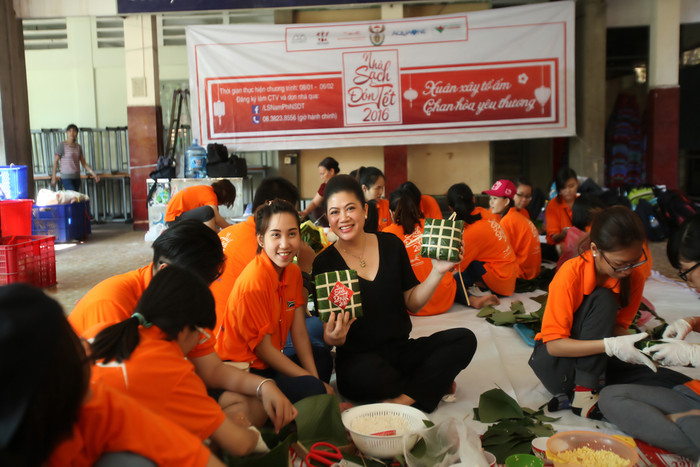 Bà Đỗ Thị Kim Liên (áo đen) hướng dẫn các sinh viên Đại học HUFLIT gói bánh chưng từ thiện trao tặng cho những người nghèo, các mái ấm, nhà mở và những người có hoàn cảnh khó khăn ăn Tết nguyên đán Bính Thân. Bà Đỗ Thị Kim Liên (áo đen) hướng dẫn các sinh viên Đại học HUFLIT gói bánh chưng từ thiện trao tặng cho những người nghèo, các mái ấm, nhà mở và những người có hoàn cảnh khó khăn ăn Tết nguyên đán Bính Thân.
