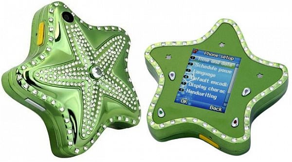 2. Di động sao biển dịu dàng Chiếc điện thoại hình sao biển trông thật hào nhoáng và độc đáo với viền ngoài được nạm những viên đá lấp lánh. Đây chắc chắn sẽ là sự lựa chọn hàng đầu của những tín đồ thời trang luôn muốn tỏa sáng trong đám đông. Chiếc điện thoại này sử dụng màn hình cảm ứng , công nghệ kết nối GSM, camera tri-band, Bluetooth và 1 thẻ nhớ 2G đi kèm. Chú sao biển có đủ màu sắc khác nhau như xanh da trời, xanh lá, vàng và đỏ này có giá 126 đô la. 2. Di động sao biển dịu dàng Chiếc điện thoại hình sao biển trông thật hào nhoáng và độc đáo với viền ngoài được nạm những viên đá lấp lánh. Đây chắc chắn sẽ là sự lựa chọn hàng đầu của những tín đồ thời trang luôn muốn tỏa sáng trong đám đông. Chiếc điện thoại này sử dụng màn hình cảm ứng , công nghệ kết nối GSM, camera tri-band, Bluetooth và 1 thẻ nhớ 2G đi kèm. Chú sao biển có đủ màu sắc khác nhau như xanh da trời, xanh lá, vàng và đỏ này có giá 126 đô la.