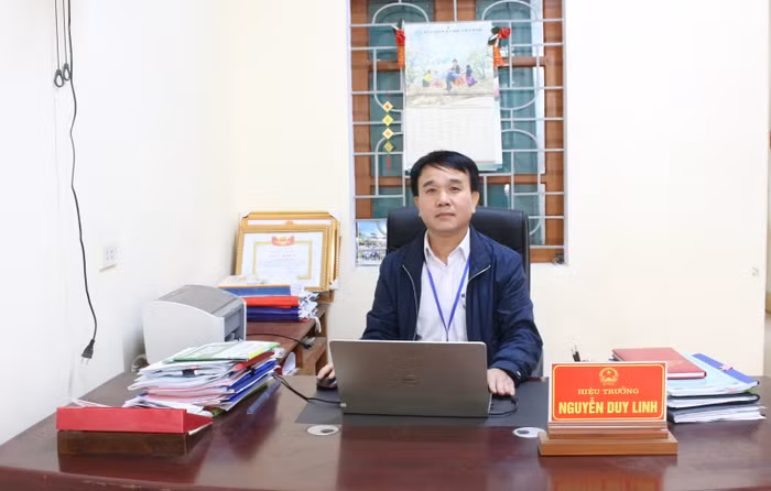 Thầy Nguyễn Duy Linh Hiệu trưởng Trường Tiểu học Môn Sơn. Ảnh: T.D