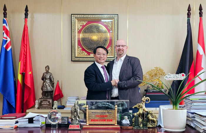 Thầy Phạm Xuân Khánh, Hiệu trưởng Trường Cao đẳng Công nghệ cao Hà Nội (bên trái) trong buổi đến thăm và làm việc với nhà trường của ông Torsten Schnurre Chủ tịch Thành phố Bad Brambach, Cộng hòa Liên bang Đức (bên phải) (Ảnh: NVCC). z5141172927807_15be73b46289a2af9ffe6597972ec6c8.jpg