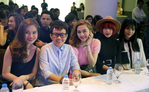 Phương Uyên và ca sĩ Giang Hồng Ngọc, Nhóm Bee T... tại buổi họp báo ra mắt liveshow.