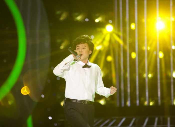 Vy Oanh tiếp tục phải giả trai khi hóa thân thành Lý Hải với bài hát Liều thuốc cho trái tim.