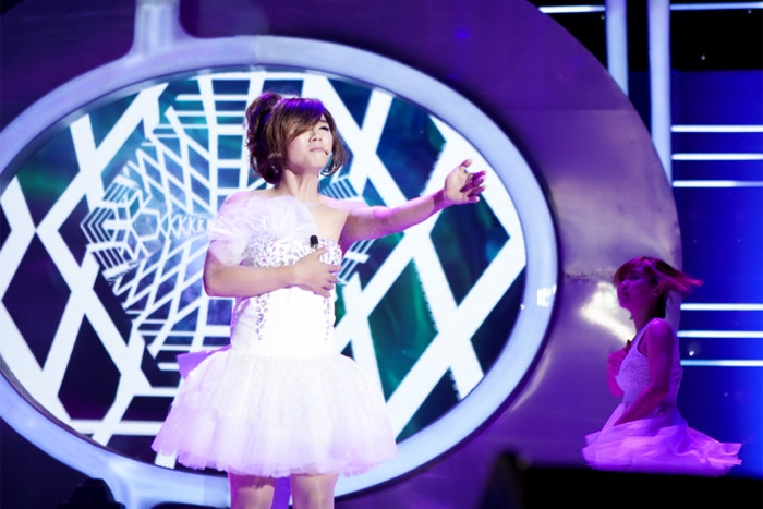 Tiếp tục phải hóa trang thành nữ, chàng ca sĩ Hoài Lâm không khỏi bối rối lần nữa. Nếu như lần trước được làm một Celine Dion sang trọng, quý phái chỉ tập trung vào chất giọng cao vút trong trẻo thì giờ đây Hoài Lâm lại phải vắt óc suy nghĩ để tìm ra một bài hát có vũ đạo tương đối đơn giản.