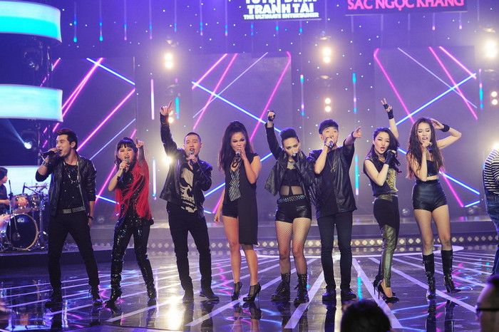 Đêm thi mở màn bằng không khí tưng bừng của bài hát nổi tiếng “We will rock you” do 10 ca sĩ và MC Trấn Thành thể hiện. Đêm thi mở màn bằng không khí tưng bừng của bài hát nổi tiếng “We will rock you” do 10 ca sĩ và MC Trấn Thành thể hiện.