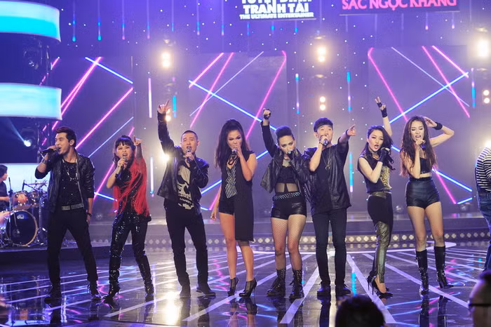 Đêm thi mở màn bằng không khí tưng bừng của bài hát nổi tiếng “We will rock you” do 10 ca sĩ và MC Trấn Thành thể hiện.