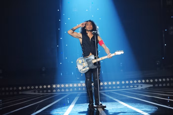Đêm tranh tài đầu tiên với rock, Phạm Anh Khoa như “cá gặp nước” khi được trình diễn thể loại sở trường cùng với những chàng trai trong ban nhạc PAK của mình. Tuy nhiên với việc làm mới ca khúc cũ đã bị Lê Quang chê chưa biết tận dụng sân khấu.