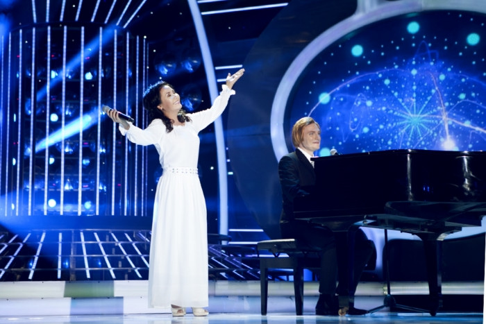 Với chất giọng, độ tuổi khi thành công với bài hát và phong thái khá giống nhau, Ngân Quỳnh không gặp nhiều khó khăn khi hóa thân thành nữ ca sĩ Karen hát khi được 'anh trai' đệm đàn.