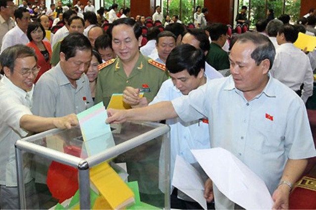 Đại biểu bỏ phiếu đánh giá tín nhiệm tại kỳ họp thứ 5 năm 2013. Ảnh: TTXVN. Đại biểu bỏ phiếu đánh giá tín nhiệm tại kỳ họp thứ 5 năm 2013. Ảnh: TTXVN.