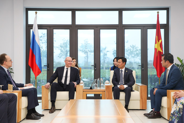 Ngày 7/4, Phó Thủ tướng Liên bang Nga D.N. Chernyshenko đến thăm Đại học Quốc gia Hà Nội và giao lưu với lãnh đạo, giảng viên, sinh viên học tiếng Nga tại ĐHQGHN (ảnh: VNU) Ngày 7/4, Phó Thủ tướng Liên bang Nga D.N. Chernyshenko đến thăm Đại học Quốc gia Hà Nội và giao lưu với lãnh đạo, giảng viên, sinh viên học tiếng Nga tại ĐHQGHN (ảnh: VNU)