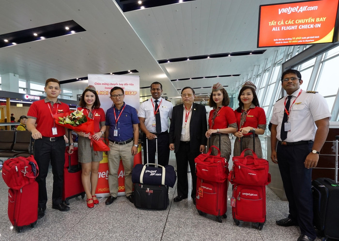 Phi hành đoàn Vietjet trước giờ thực hiện chuyến bay đầu tiên từ Hà Nội – Siem Reap (Campuchia) - ảnh nguồn Vietjet.
