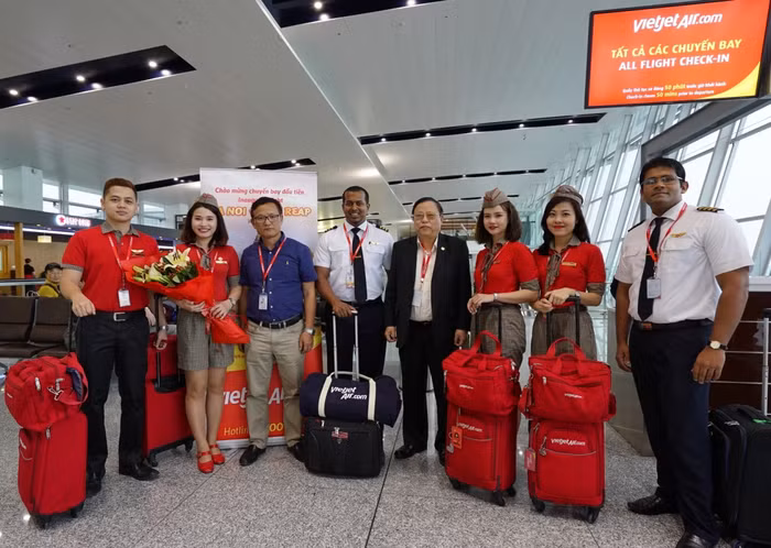 Phi hành đoàn Vietjet trước giờ thực hiện chuyến bay đầu tiên từ Hà Nội – Siem Reap (Campuchia) - ảnh nguồn Vietjet. Phi hành đoàn Vietjet trước giờ thực hiện chuyến bay đầu tiên từ Hà Nội – Siem Reap (Campuchia) - ảnh nguồn Vietjet.