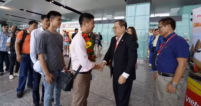 Phó Tổng giám đốc Vietjet - ông Nguyễn Đức Tâm chào đón hành khách đầu tiên trên chuyến bay Hà Nội – Siem Reap (Campuchia) - ảnh nguồn Vietjet. Phó Tổng giám đốc Vietjet - ông Nguyễn Đức Tâm chào đón hành khách đầu tiên trên chuyến bay Hà Nội – Siem Reap (Campuchia) - ảnh nguồn Vietjet.