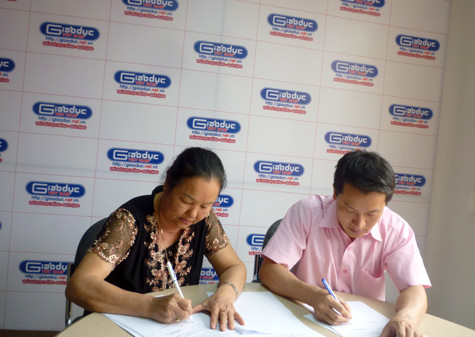 Được ủy quyền, bà Thiều Kim Chung, ở Long Biên - Hà Nội đã cùng nhà báo Bùi Ngọc Cải, Phó Tổng biên tập báo Giáo dục Việt Nam ký Biên bản Tài trợ số tiền 480.374.744 đồng xây dựng 2 điểm trường lẻ Đá Đỏ và Dằn A của xã Kim Bon với báo Giáo dục Việt Nam. Được ủy quyền, bà Thiều Kim Chung, ở Long Biên - Hà Nội đã cùng nhà báo Bùi Ngọc Cải, Phó Tổng biên tập báo Giáo dục Việt Nam ký Biên bản Tài trợ số tiền 480.374.744 đồng xây dựng 2 điểm trường lẻ Đá Đỏ và Dằn A của xã Kim Bon với báo Giáo dục Việt Nam.