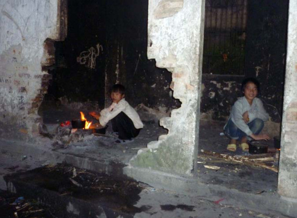 Lên Kim Bon, Phù Yên, Sơn La không ai cầm được lòng mình khi chứng kiến cảnh học sinh bán trú tự nấu ăn... Lên Kim Bon, Phù Yên, Sơn La không ai cầm được lòng mình khi chứng kiến cảnh học sinh bán trú tự nấu ăn...