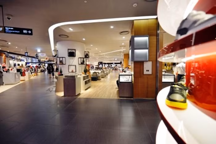 Hàng loạt gian hàng tại Lotte Center Hà Nội rơi vào cảnh ế ấm.