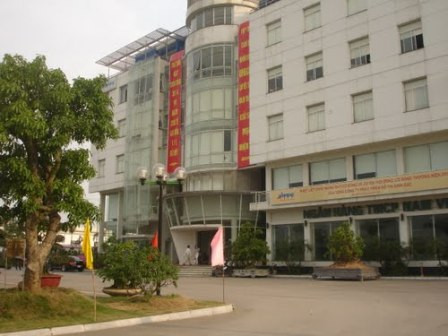 Từng giàu nhất sàn chứng khoán năm 2007 nhờ sở hữu một loạt cổ phiếu khu công nghiệp, địa ốc, ngân hàng... nhưng hiện nay ông Đặng Thành Tâm lại đang là người đứng đầu danh sách 20 đại gia mất nhiều tiền nhất trên sàn chứng khoán. Ông Tâm đang sở hữu cổ phiếu của nhiều công ty khác nhau, bao gồm KBC, SGT, NVB và ITA (cổ phiếu của Công ty cổ phần Tân Tạo). Trong 10 tháng qua, ông không đăng ký mua bán cổ phiếu nào, số chứng khoán ITA ông sở hữu tăng do được hưởng cổ tức tỷ lệ 30%. So với thời điểm đầu năm, các cổ phiếu ông Tâm đầu tư đều giảm giá 40-60% Từng giàu nhất sàn chứng khoán năm 2007 nhờ sở hữu một loạt cổ phiếu khu công nghiệp, địa ốc, ngân hàng... nhưng hiện nay ông Đặng Thành Tâm lại đang là người đứng đầu danh sách 20 đại gia mất nhiều tiền nhất trên sàn chứng khoán. Ông Tâm đang sở hữu cổ phiếu của nhiều công ty khác nhau, bao gồm KBC, SGT, NVB và ITA (cổ phiếu của Công ty cổ phần Tân Tạo). Trong 10 tháng qua, ông không đăng ký mua bán cổ phiếu nào, số chứng khoán ITA ông sở hữu tăng do được hưởng cổ tức tỷ lệ 30%. So với thời điểm đầu năm, các cổ phiếu ông Tâm đầu tư đều giảm giá 40-60%