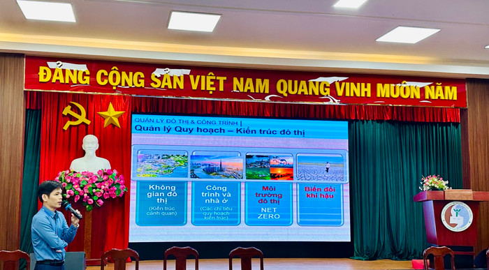 Giảng viên ngành Quản lý đô thị và công trình (Ảnh: NTCC). z5568368892000_ab93115c3ed4f8d25eef6b3d6f0b8d93.jpg