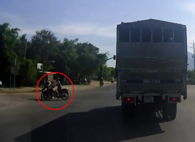 Và đâm sầm vào người đi xe máy khác do bị khuất tầm nhìn. Và đâm sầm vào người đi xe máy khác do bị khuất tầm nhìn.