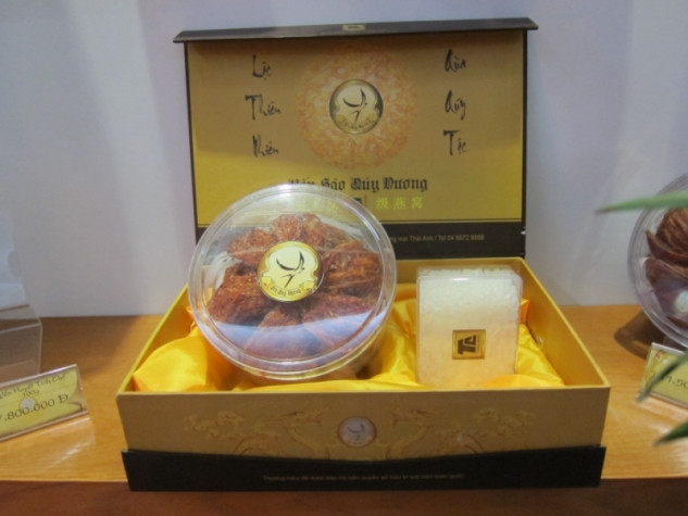 Mỗi hộp Yến sào Quý Vương không chỉ mang ý nghĩa món quà mà còn là lời chúc sức khỏe tới người thân Mỗi hộp Yến sào Quý Vương không chỉ mang ý nghĩa món quà mà còn là lời chúc sức khỏe tới người thân