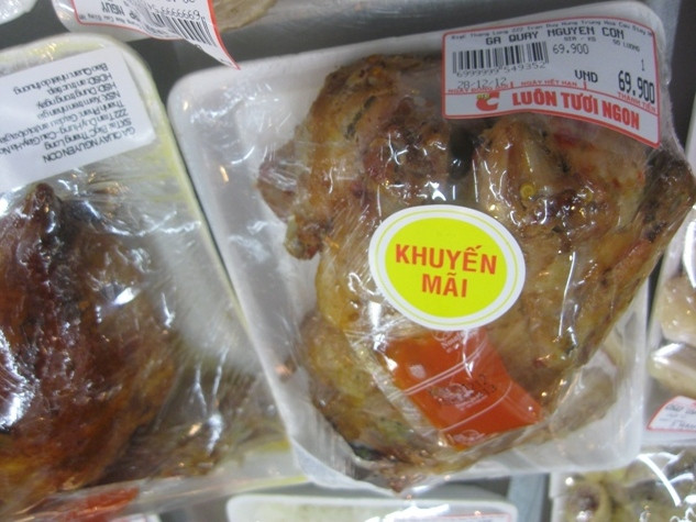 Người tiêu dùng cần tìm hiểu thông tin, xuất xứ trước khi mua và sử dụng các loại thực phẩm chế biến sẵn như các loại gà dai quay, luộc đang bày bán tại siêu thị Big C.