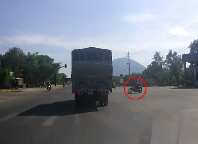 Xe máy rồ ga vượt đèn đỏ, lách đầu ôtô. Xe máy rồ ga vượt đèn đỏ, lách đầu ôtô.