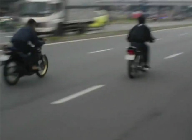 Hai tay đua đang "đọ sức". Hai tay đua đang "đọ sức".