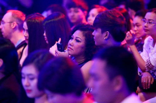 Siu Black âm thầm theo dõi cháu trai từ hàng ghế khán giả. Siu Black âm thầm theo dõi cháu trai từ hàng ghế khán giả.