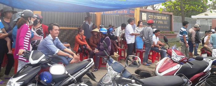 Người dân bao vây, yêu cầu đóng cửa nhà máy thép hoặc di dời dân ra khỏi khu vực ô nhiễm. Ảnh: TT