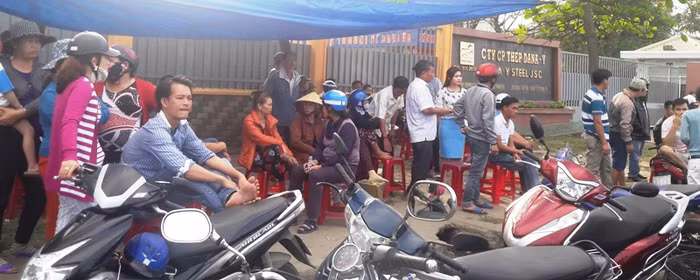 Người dân bao vây, yêu cầu đóng cửa nhà máy thép hoặc di dời dân ra khỏi khu vực ô nhiễm. Ảnh: TT