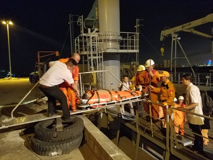 Cứu thuyền viên Philippines gặp nạn trên biển ở khu vực gần quần đảo Hoàng Sa. Ảnh: Danang MRCC Cứu thuyền viên Philippines gặp nạn trên biển ở khu vực gần quần đảo Hoàng Sa. Ảnh: Danang MRCC