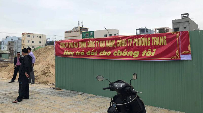 Một số hộ dân căng băng rôn, phản đối chủ đầu tư xây dựng nhà trên phần đất đã bán. Ảnh: TV Một số hộ dân căng băng rôn, phản đối chủ đầu tư xây dựng nhà trên phần đất đã bán. Ảnh: TV