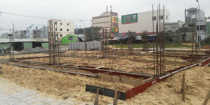 Mặc dù quy định của Bộ Xây dựng là chỉ được xây nhà theo mẫu để bán nhưng chủ đầu tư đã phân lô, bán nền. Ảnh: TT Mặc dù quy định của Bộ Xây dựng là chỉ được xây nhà theo mẫu để bán nhưng chủ đầu tư đã phân lô, bán nền. Ảnh: TT