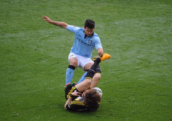 Tiền đạo của Man Xanh đã đạp thẳng 2 chân vào người của David Luiz.