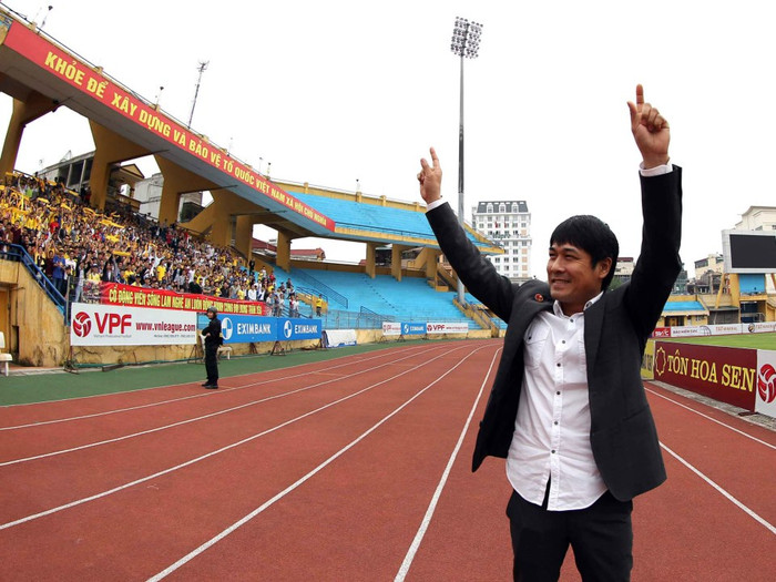 HLV Hữu Thắng khiến CĐV xứ Nghệ cảm động với nghĩa cử cao đẹp. HLV Hữu Thắng khiến CĐV xứ Nghệ cảm động với nghĩa cử cao đẹp.