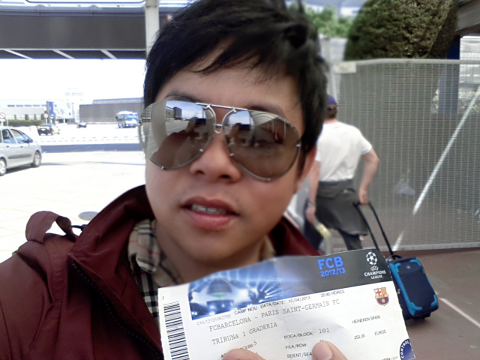 Quang Lê với tấm vé vào sân Camp Nou xem trận đấu giữa Barca và PSG. Quang Lê với tấm vé vào sân Camp Nou xem trận đấu giữa Barca và PSG.
