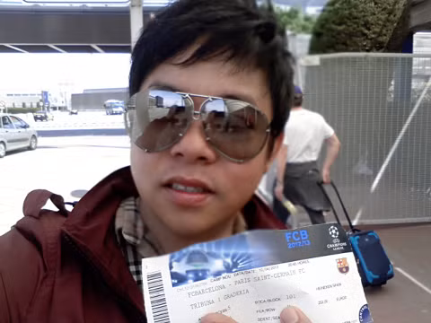 Quang Lê với tấm vé vào sân Camp Nou xem trận đấu giữa Barca và PSG.