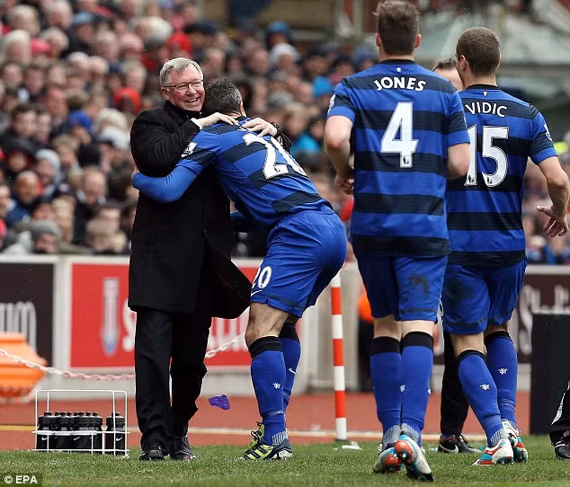 Van Persie ăn mừng bàn thắng cùng Sir Alex. Van Persie ăn mừng bàn thắng cùng Sir Alex.