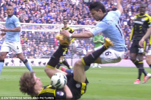 Tình huống diễn ra ở phút thứ 79 trận bán kết FA Cup giữa Chelsea và Man City trên sân Wembley. Tình huống diễn ra ở phút thứ 79 trận bán kết FA Cup giữa Chelsea và Man City trên sân Wembley.