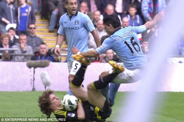 Một lỗi nghiêm trọng của Aguero. Một lỗi nghiêm trọng của Aguero.