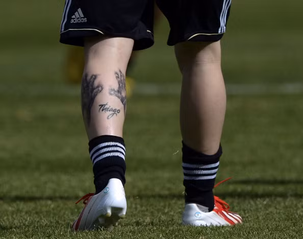 Trước đó, Messi cũng khoe hình xăm cực độc ở chân mình với tên và hai bàn tay của con trai Thiago.